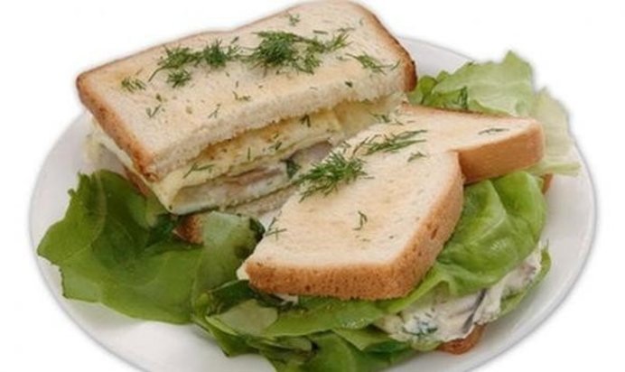 Сэндвич с омлетом из норвежской сельди