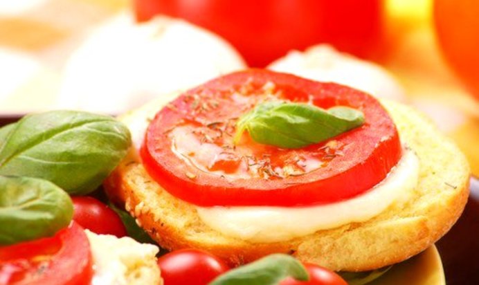 Гренки с козьим сыром и соусом