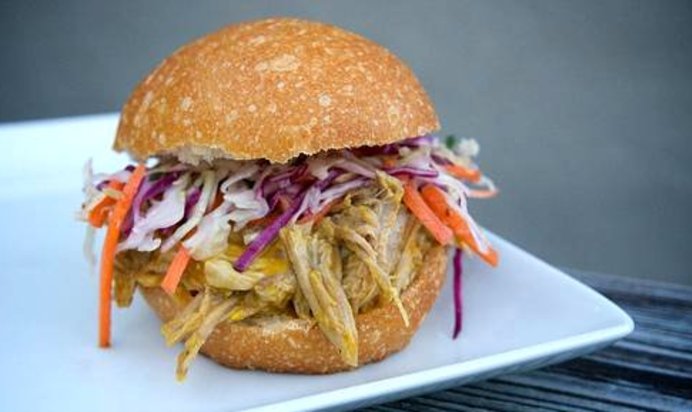 Сэндвичи со свининой, жареной в пиве с овощами