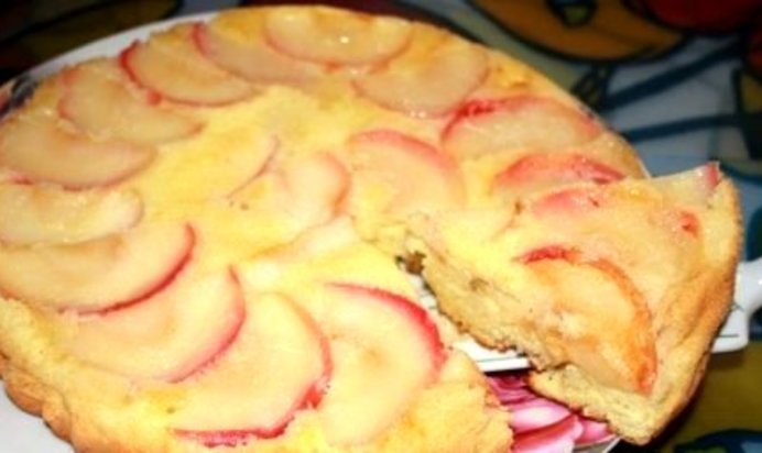 Шарлотка с яблоками без масла