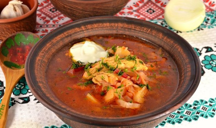 Борщ с курицей и бочковыми помидорами