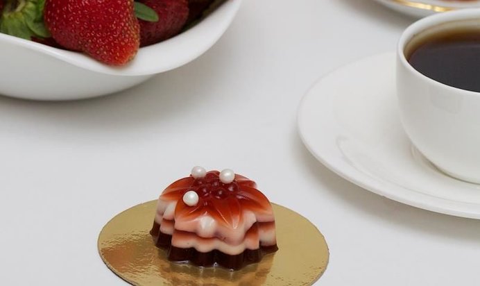 Сливочный кофейно-клубничный десерт