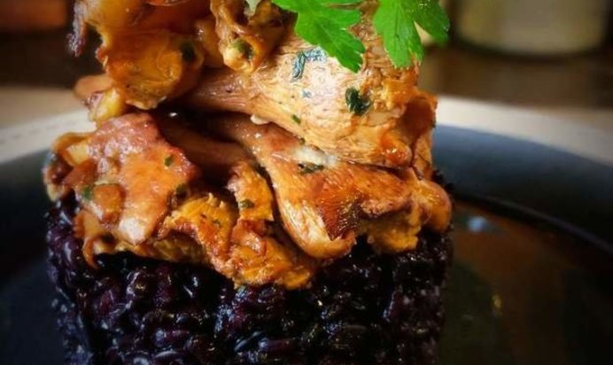 Ризотто из черного риса с лисичками