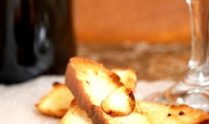 Хлеб с печеным чесноком