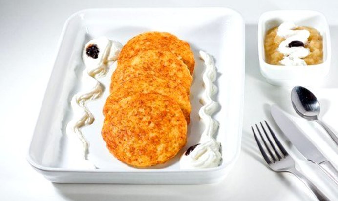 Сладкие картофельные оладьи с яблочным соусом