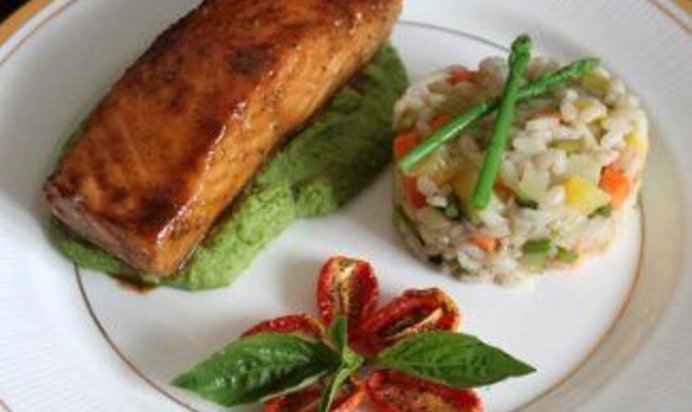 Лосось в медово-бальзамической глазировке с мятным гороховым пюре и овощным ризотто