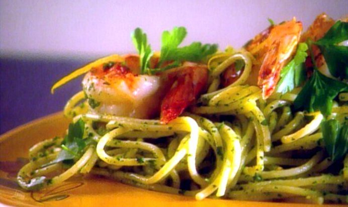 Спагетти с соусом песто из рукколы и королевскими креветками