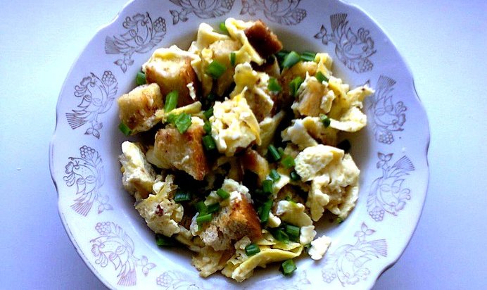 Омлет с гренками