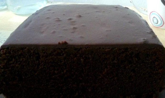 Шоколадный торт в шоколадной глазури