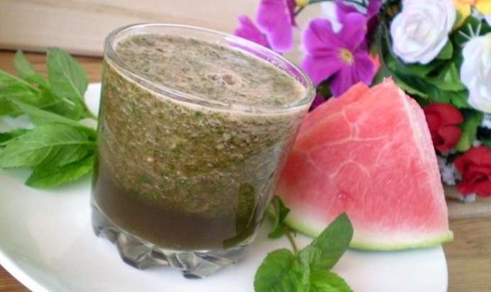 Зеленый коктейль с арбузом