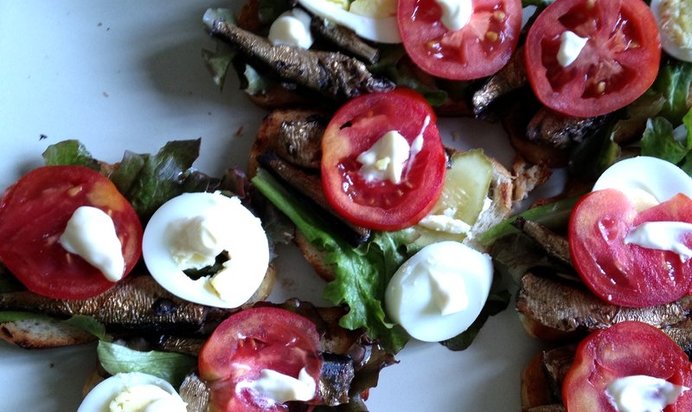 Бутерброды со шпротами, яйцом и помидорами