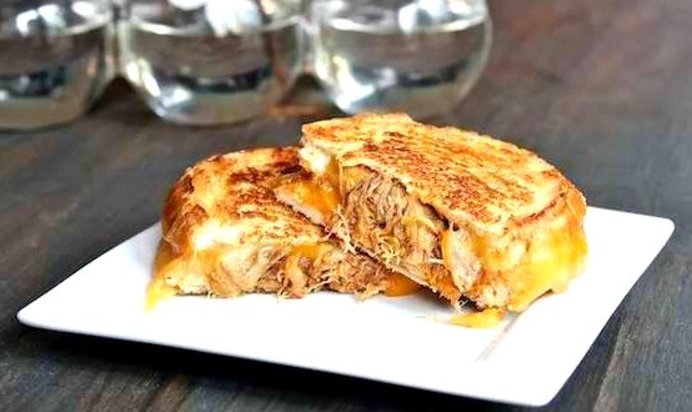 Запеченный бутерброд с сыром и мясом