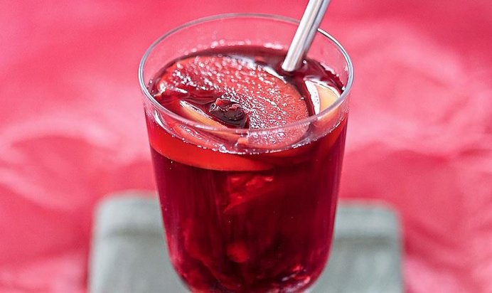 Глинтвейн с яблоками и ягодами