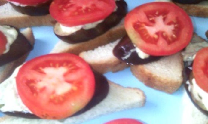 Бутерброды с баклажанами и помидорами