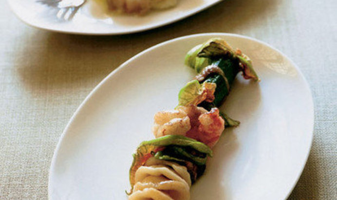 Клецки с креветками на шампуре