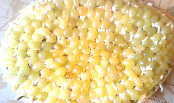 Салат с курицей и сладким виноградом