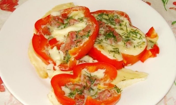 Омлет с колбасой в кольцах из перца