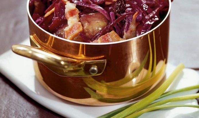 Красная капуста, тушенная с вином