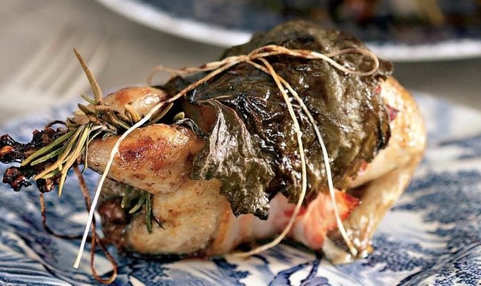 Перепелки в виноградных листьях