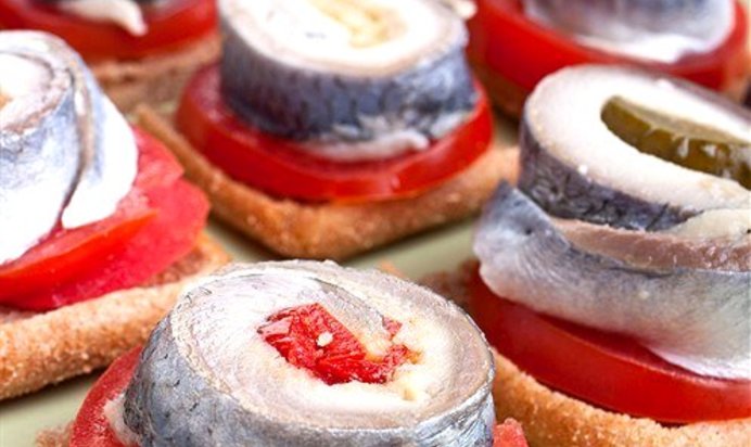 Открытый бутерброд с селедкой