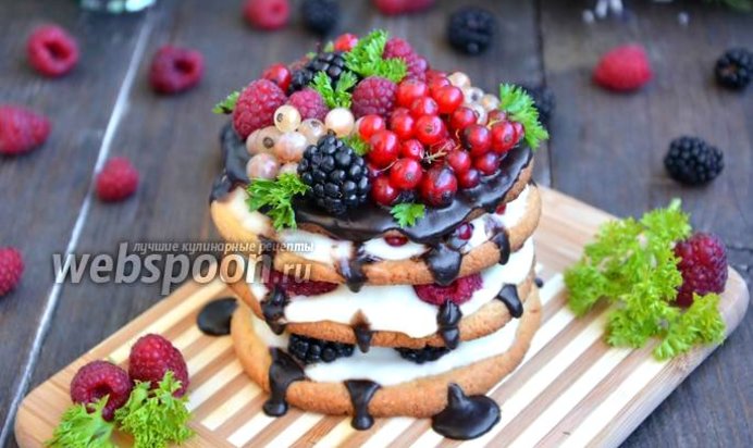 Песочное пирожное с ягодами и кремом