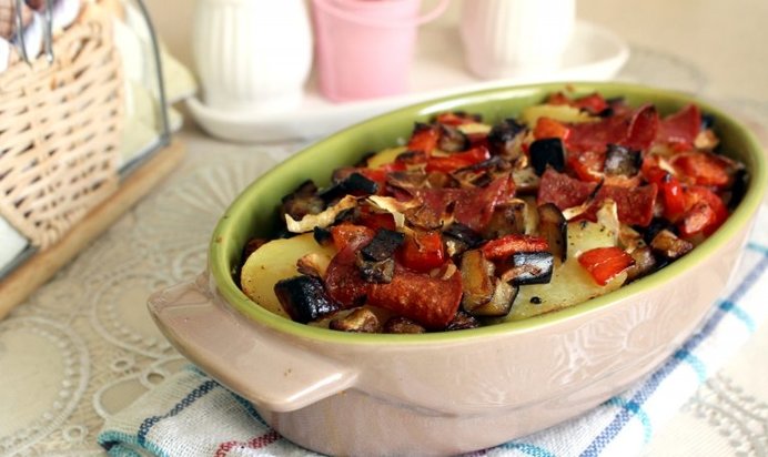 Запеканка из курицы, овощей и салями