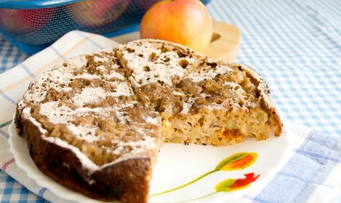 Шарлотка на сковороде с яблоками