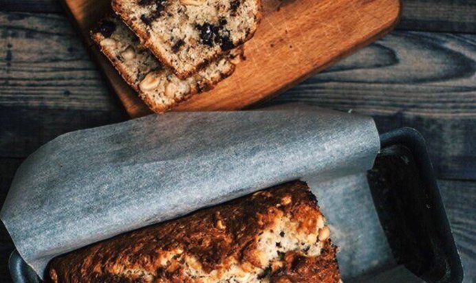 Банановый хлеб с шоколадом и солёным арахисом