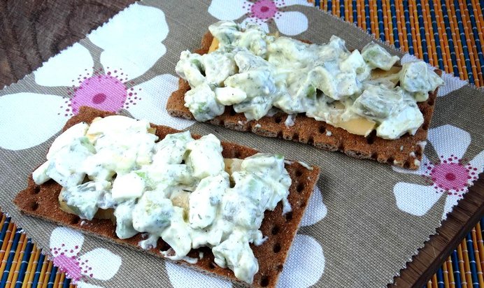 Бутерброды с авокадо сыром и яйцом