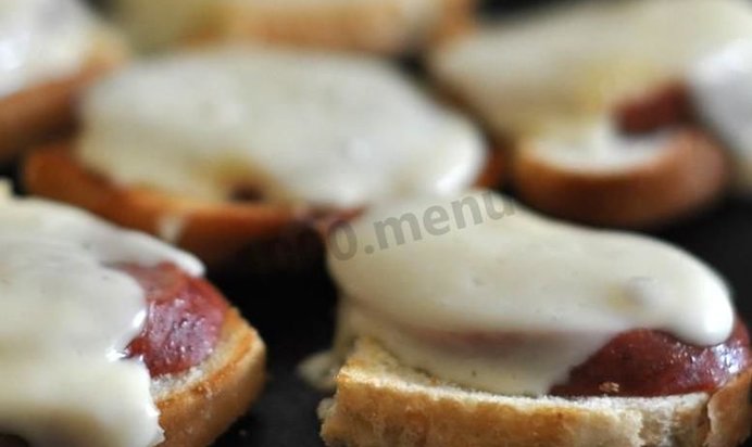 Горячие бутерброды с сосиской и сыром