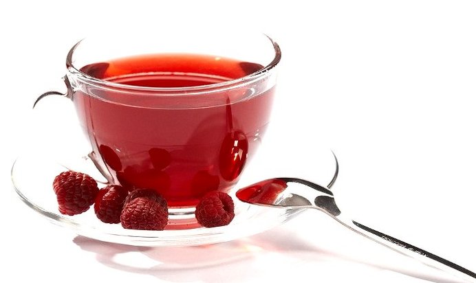 Холодный чай с малиной и шиповником