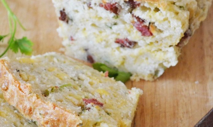 Хлеб с копченым беконом и сыром чеддер