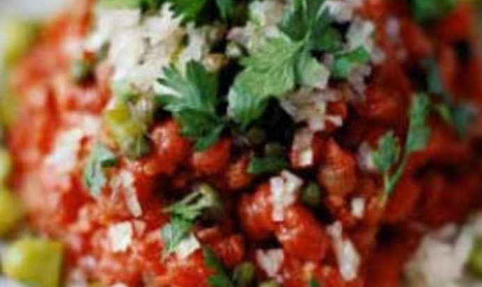 Тартар из говядины с соусом (tartare de boeuf)