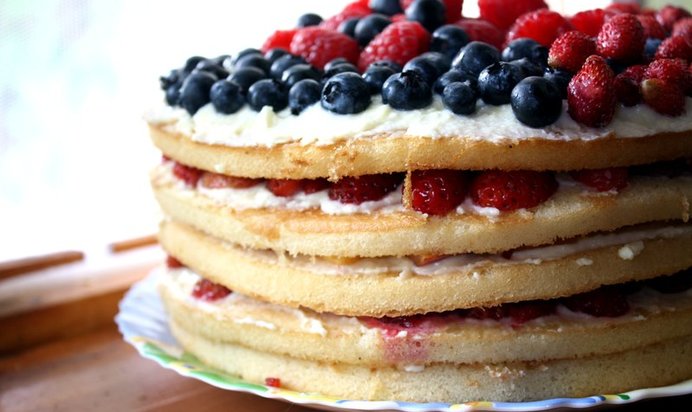 Фруктово-ягодый торт с кремом из маскарпоне