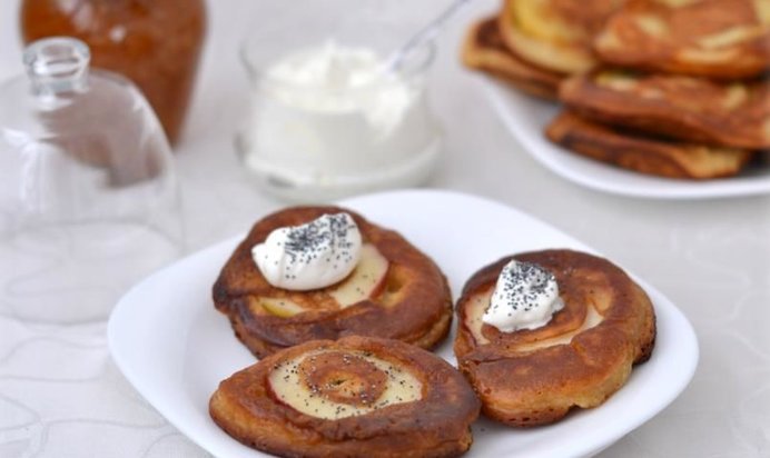 Медовые оладьи с яблоком