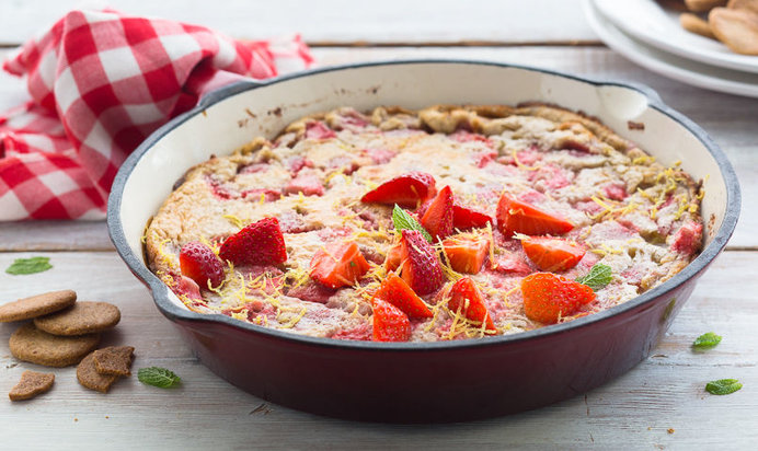 Сладкий омлет с клубникой