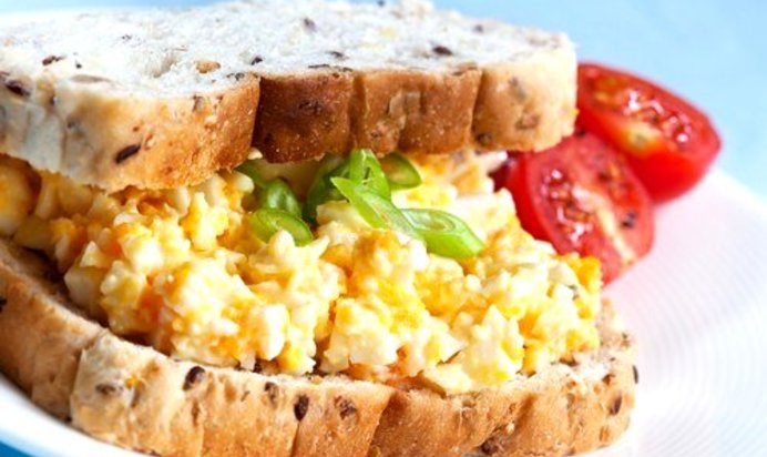 Бутерброды с яйцом, абрикосами и карри