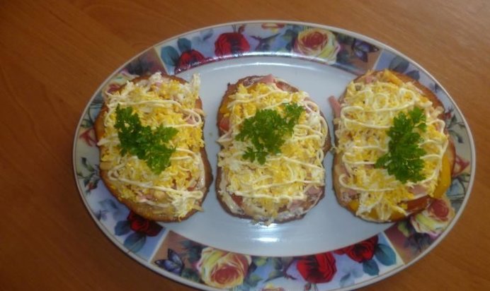 Горячие бутерброды с сыром и колбасой в микроволновке