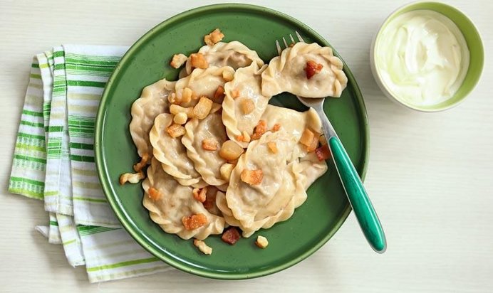 Вареники с капустой, грибами и шкварками