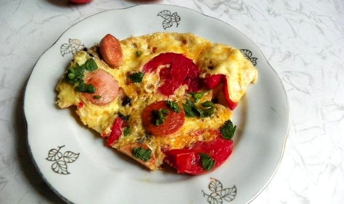 Омлет с грибами сосисками и помидорами