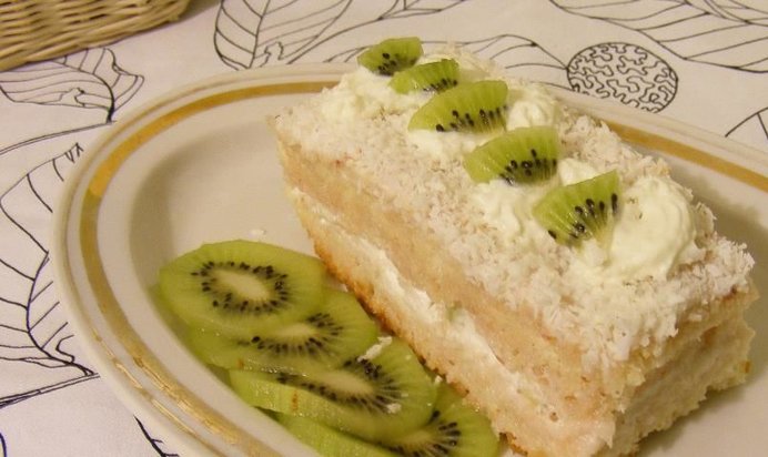 Бисквитное пирожное с киви и сливками
