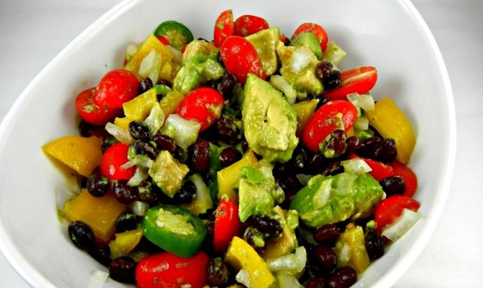 Салат с авокадо и фасолью