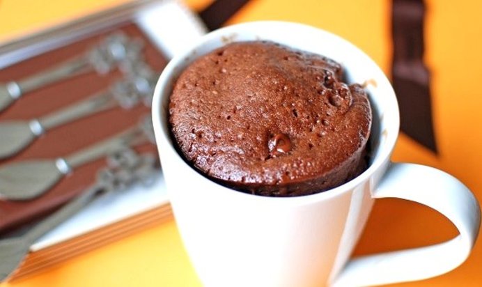 Кекс в кружке в микроволновке