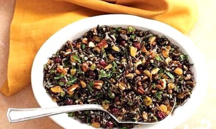 Плов из дикого риса с клюквой и орехами