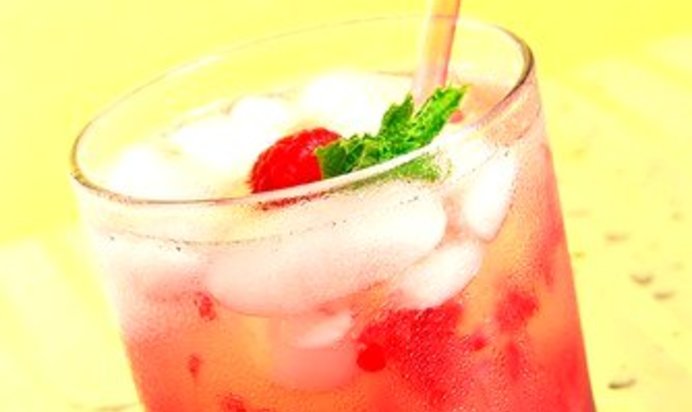 Ананасовый пунш с самбукой и малиной