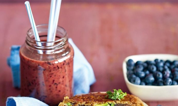 Смузи из граната с черникой