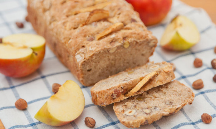 Хлеб с яблоками и орехами