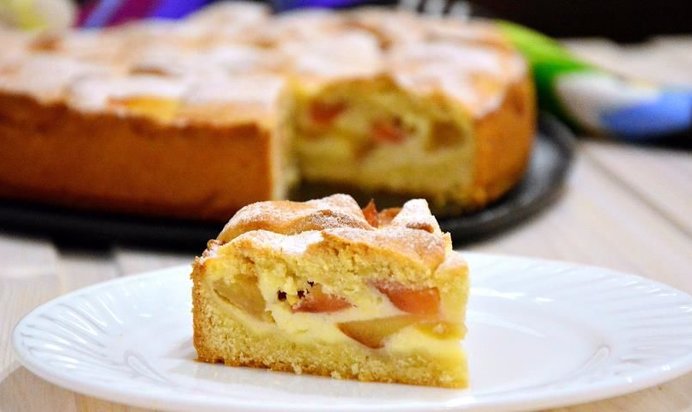 Шарлотка в сметанной заливке