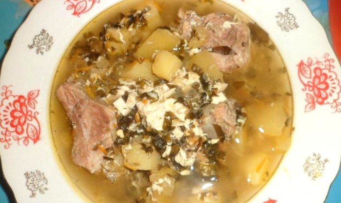 Зеленый борщ на свиных ребрышках