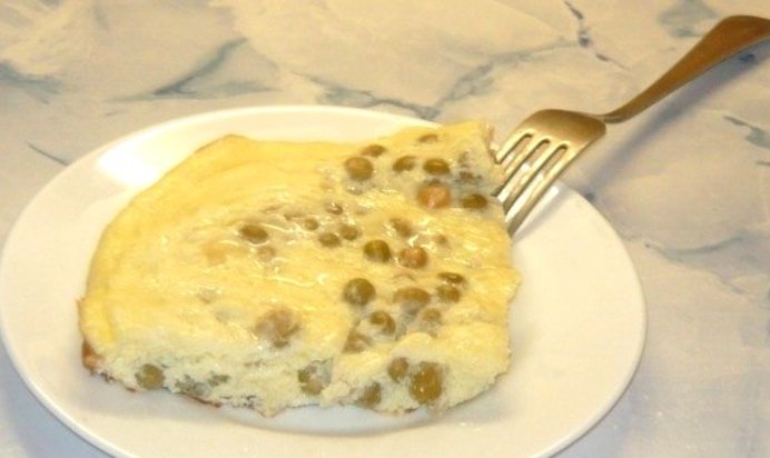 Омлет с зеленым горошком